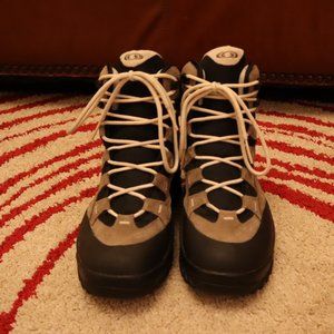 Salomon Quest Hiking Boots (US 7 men/8 women/ EU 39 1/3. Nice condition.